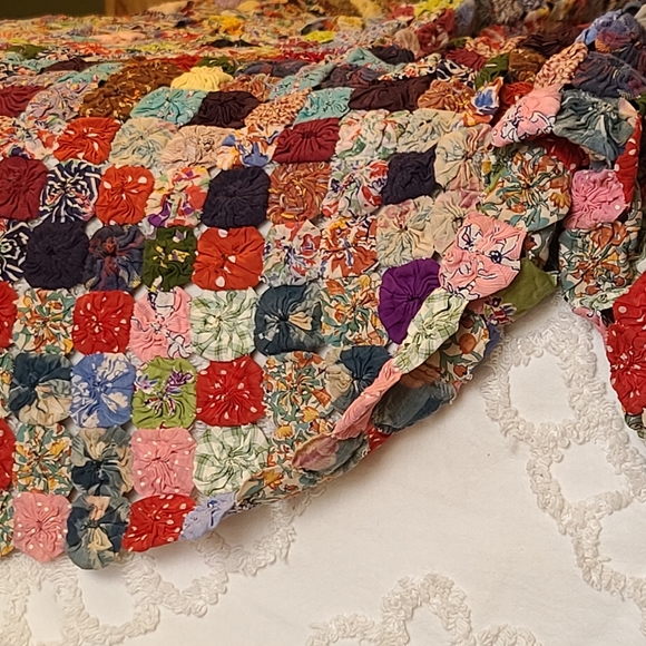 Yo yo Quilt Vintage 1940's thru 1970's fabric 72" x 84" - Picture 2 of 7